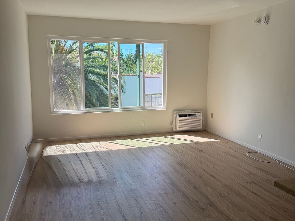 1st image of 1725 Talmadge St #14
