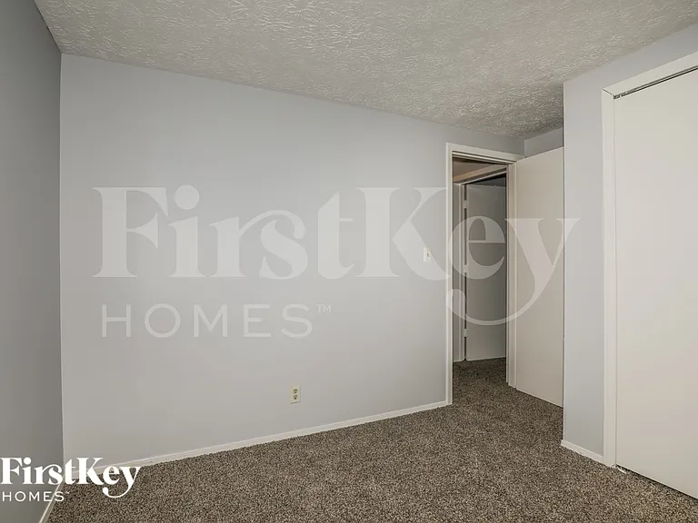 4638 N Richardt Ave — Photo 11