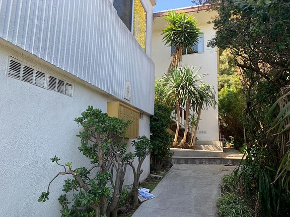 4th image of 2660 Highland Ave #6