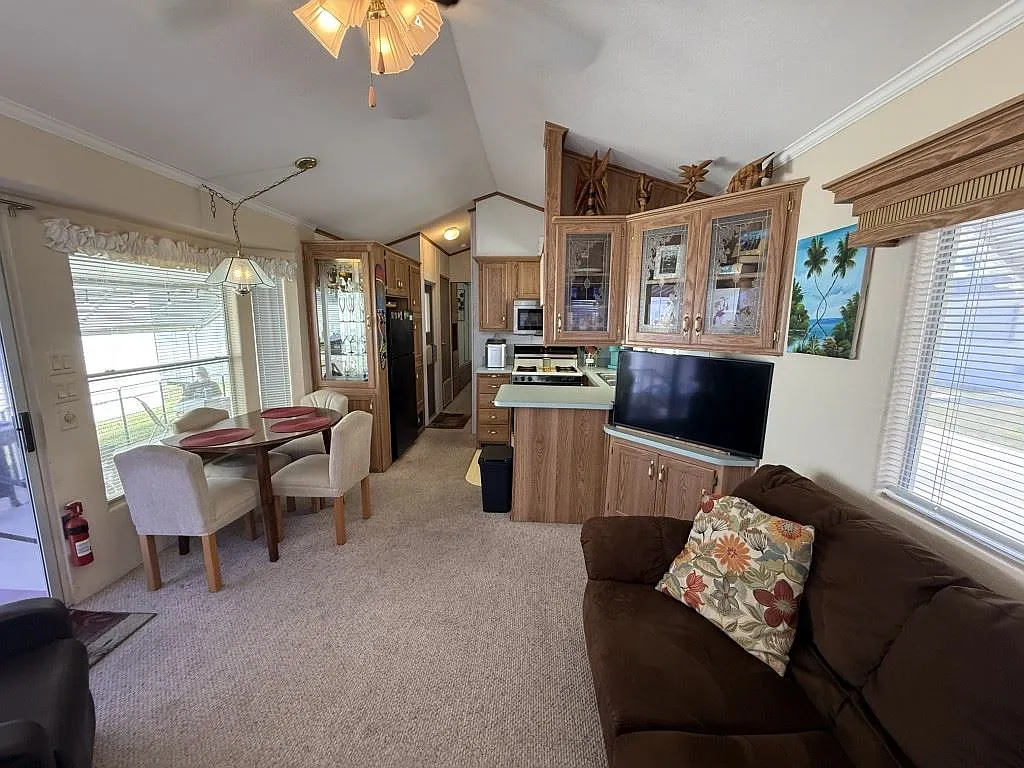 1 bed, 1.0 bath, 396 sqft, $2,400 — Photo 2