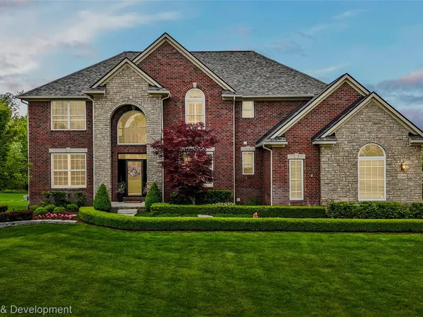 52486 Aspen Dr, South Lyon, MI 48178