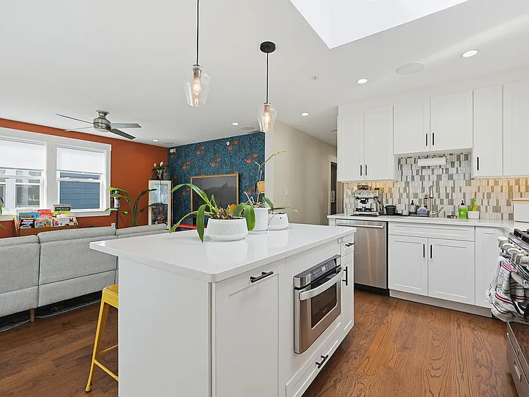 13 Ruthven St #3 — Photo 2