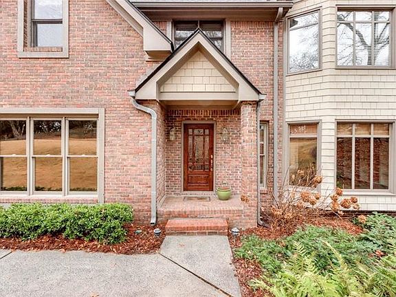 5th image of 603 Club Ln SE