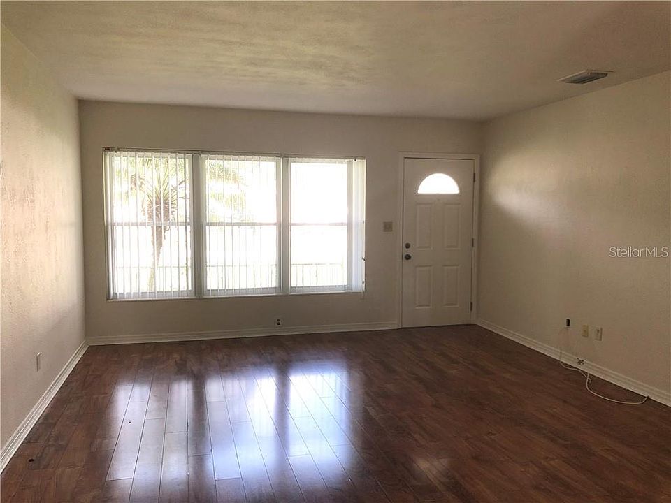 2nd image of 938 W Cimmeron Dr