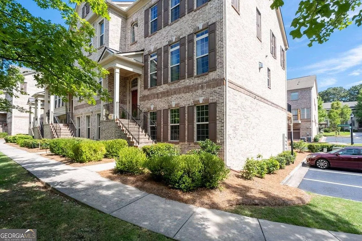 3 bed, 3.5 bath, 2352 sqft, $3,800 — Photo 2
