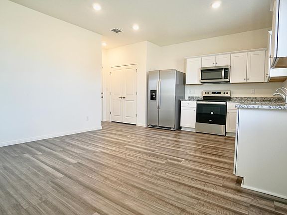 3rd image of 140 Bracken Ln