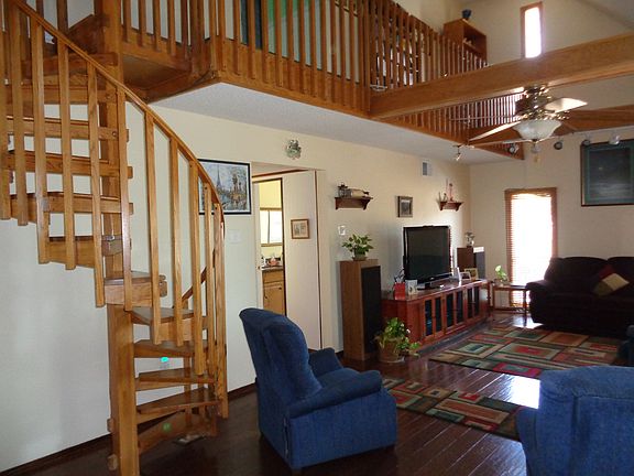 4th image of 3085 Lakeshore Dr
