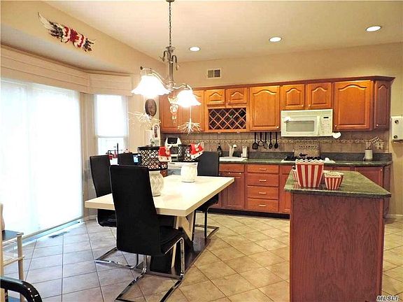 5th image of 105 Summerfield Dr