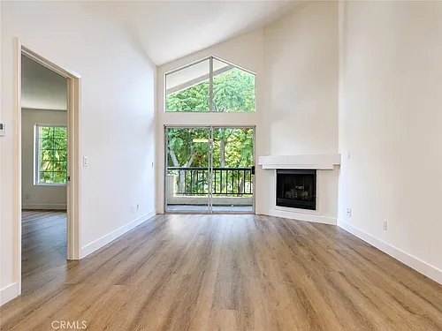5520 Owensmouth Ave #320 Photo 1