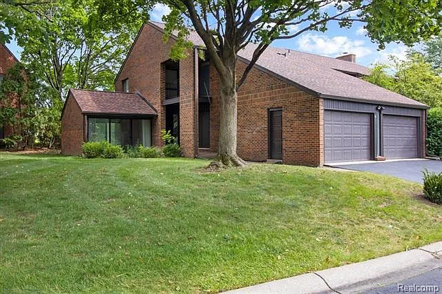 4 Brookwood Ln — Photo 1