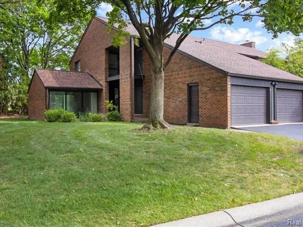 4 Brookwood Ln, Dearborn, MI 48120