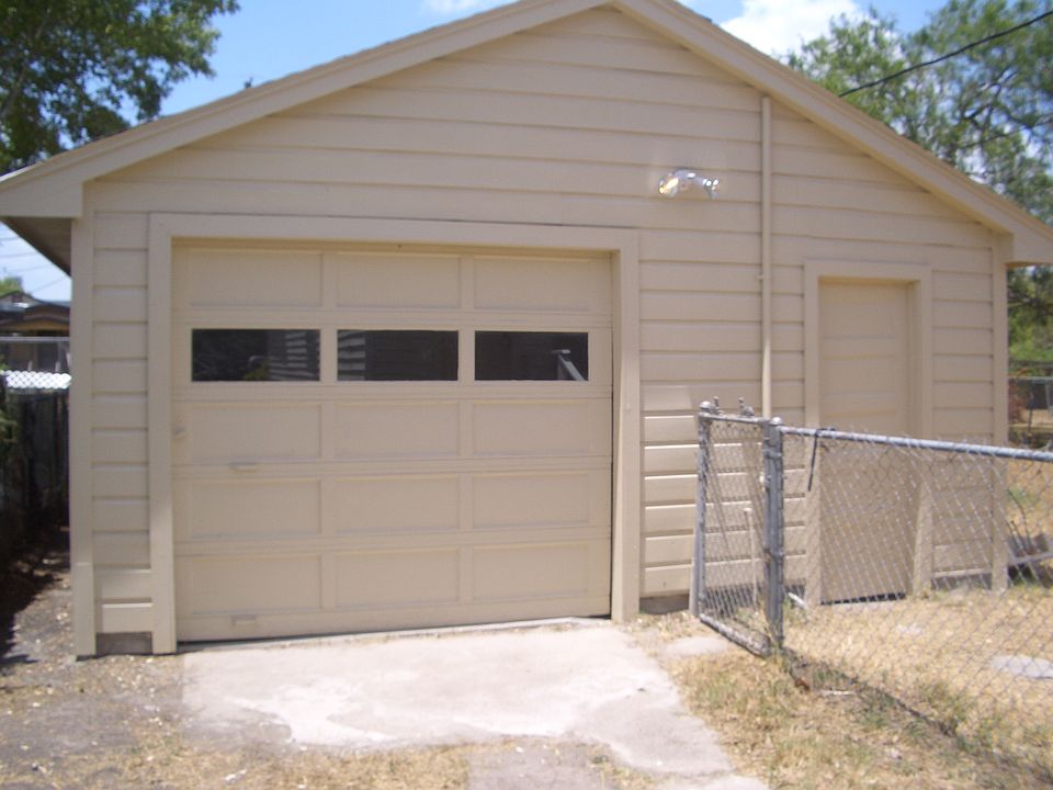 2nd image of 213 E Wilson Ave