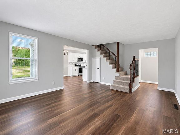 5th image of 206 E Clement St