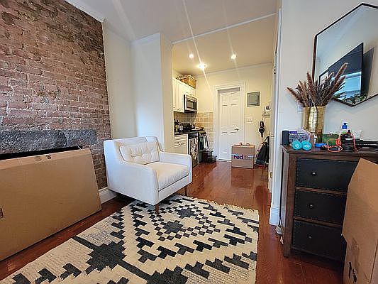 4th image of 106 Charles St #Rr