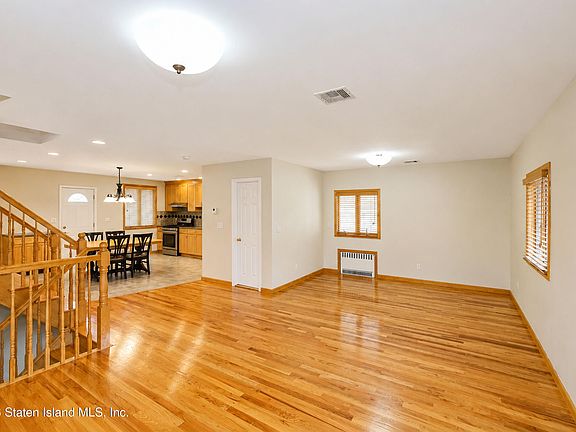 5th image of 19 Renwick Ave