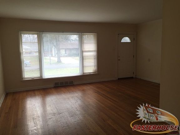 921 Drummond - Living Room