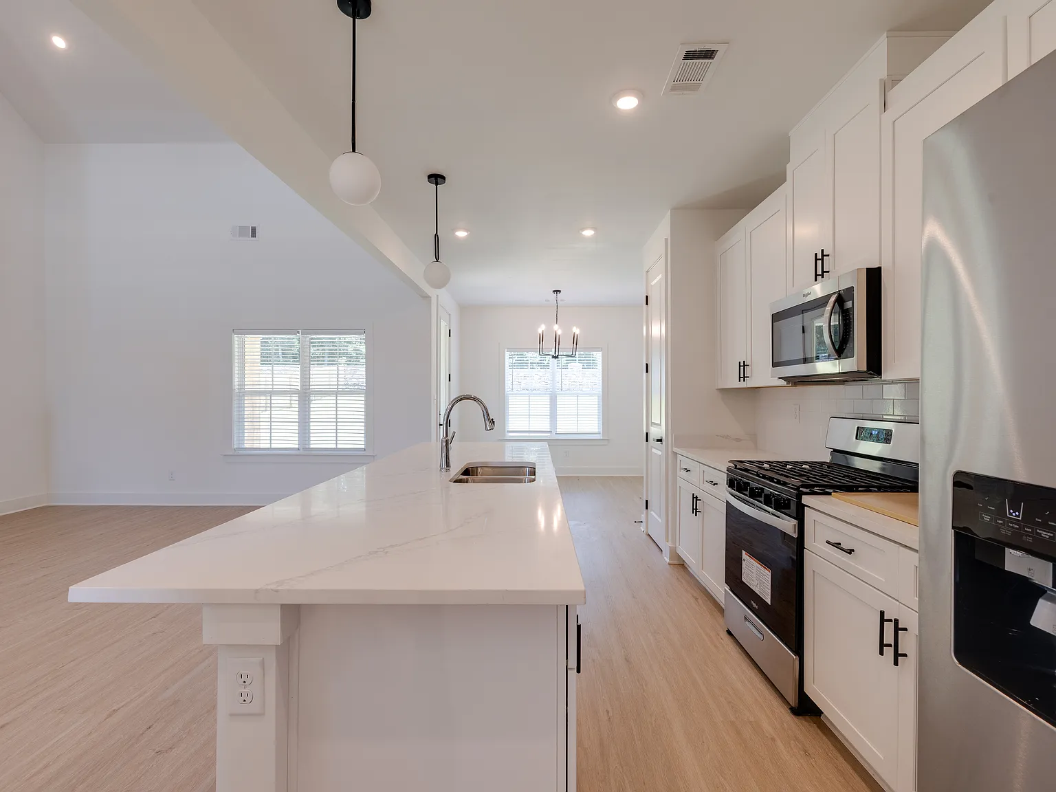 5 bed, 3.0 bath, 2400 sqft, $2,295 — Photo 4