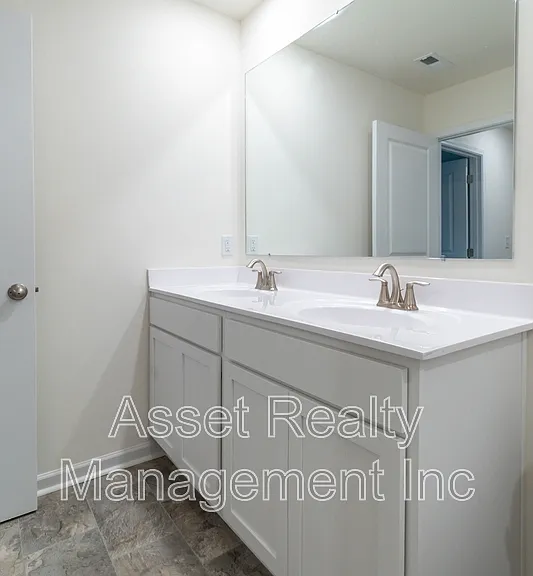 2076 Southwood Cir — Photo 37
