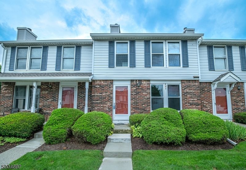1st image of 17 BEN FRANKLIN DR