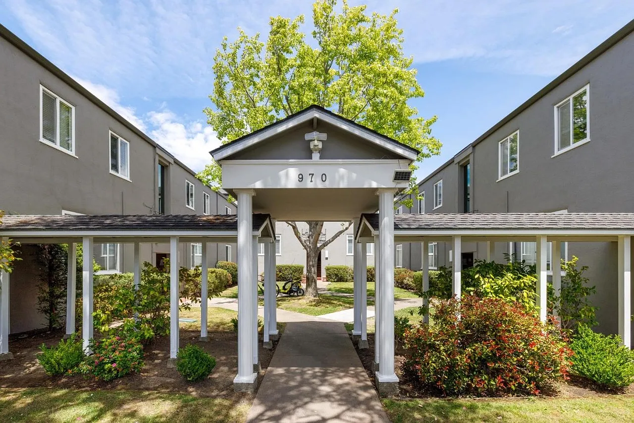 2 bed, 900 sqft, $3,400 — Photo 2