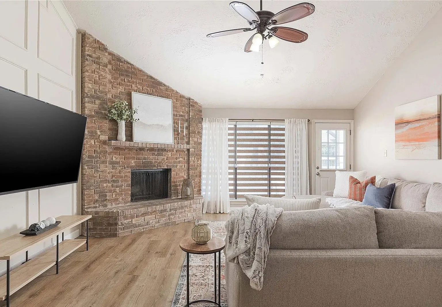 3 bed, 2.0 bath, 1519 sqft, $2,000 — Photo 2