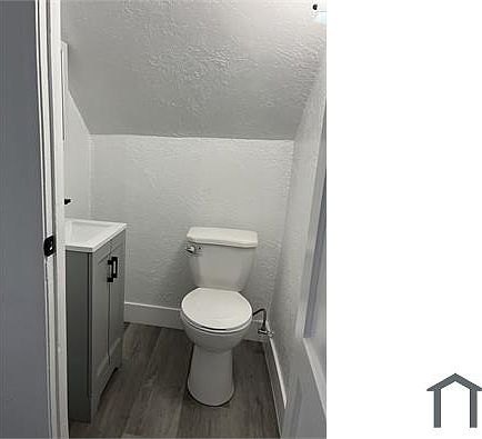 3rd image of 828 W 85th St