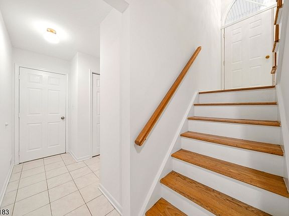 3rd image of 8 Beacon Hill Commons #8
