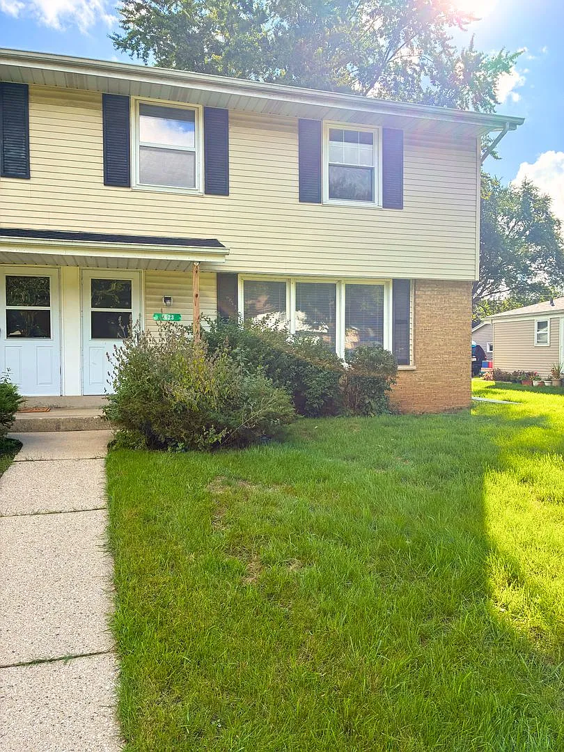 3 Bedroom/ 1.5 Bathroom Townhome for Rent - Waukesha, WI — Photo 1