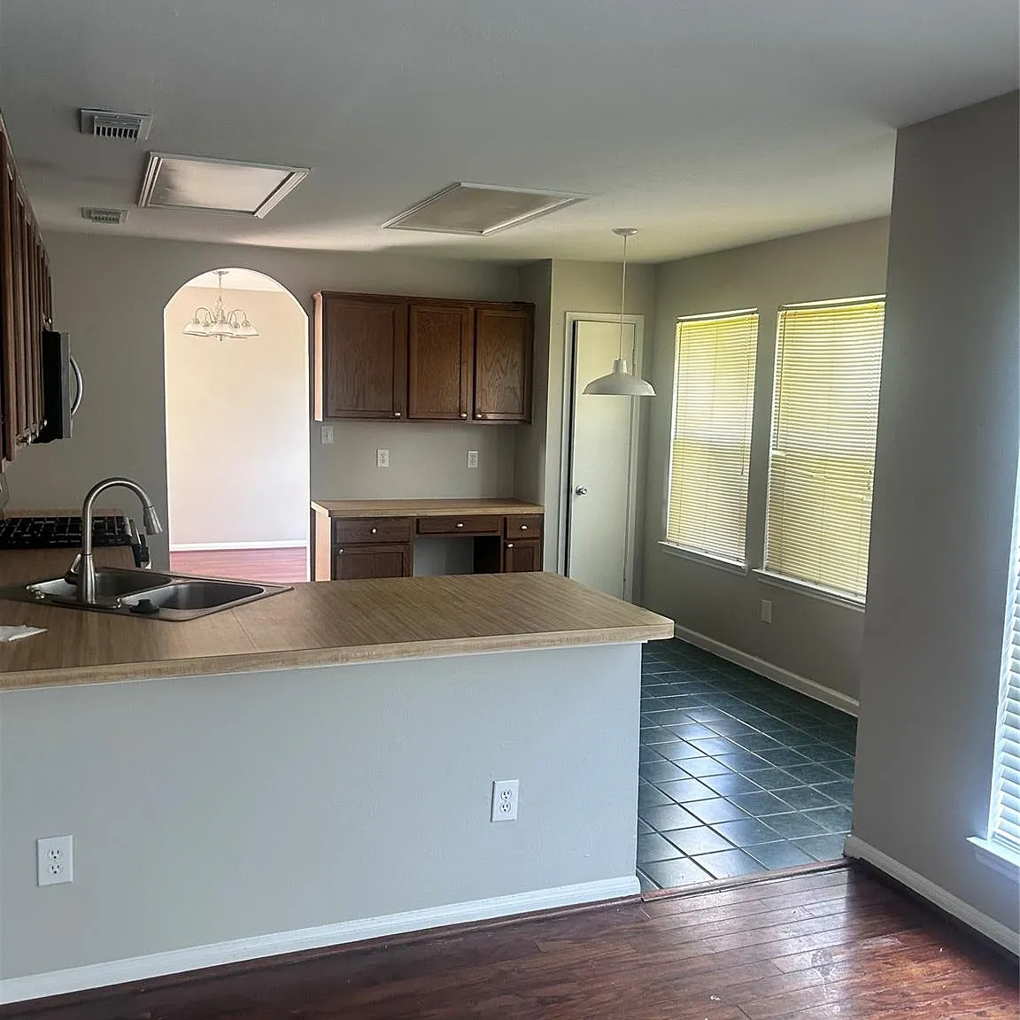 3 bed, 2.5 bath, 2020 sqft, $2,050 — Photo 4