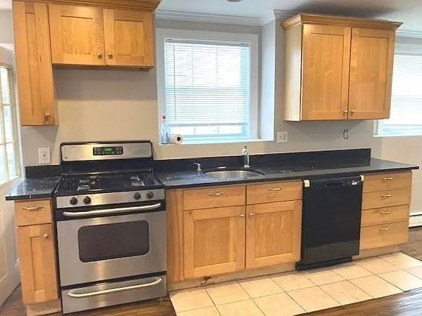 2 bed, 1.0 bath, 900 sqft, $2,825 — Photo 2