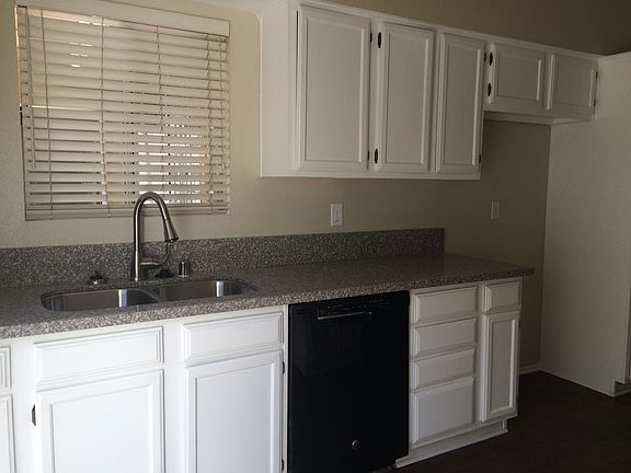Remodeled kitchen w/granite counters, stainless steel applia