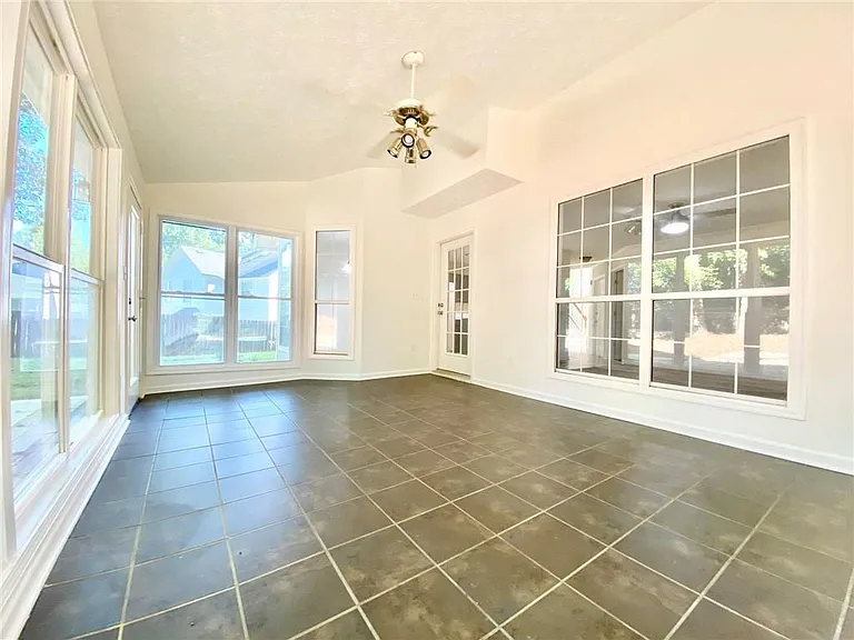 640 Suwanee Lakes Cir — Photo 17