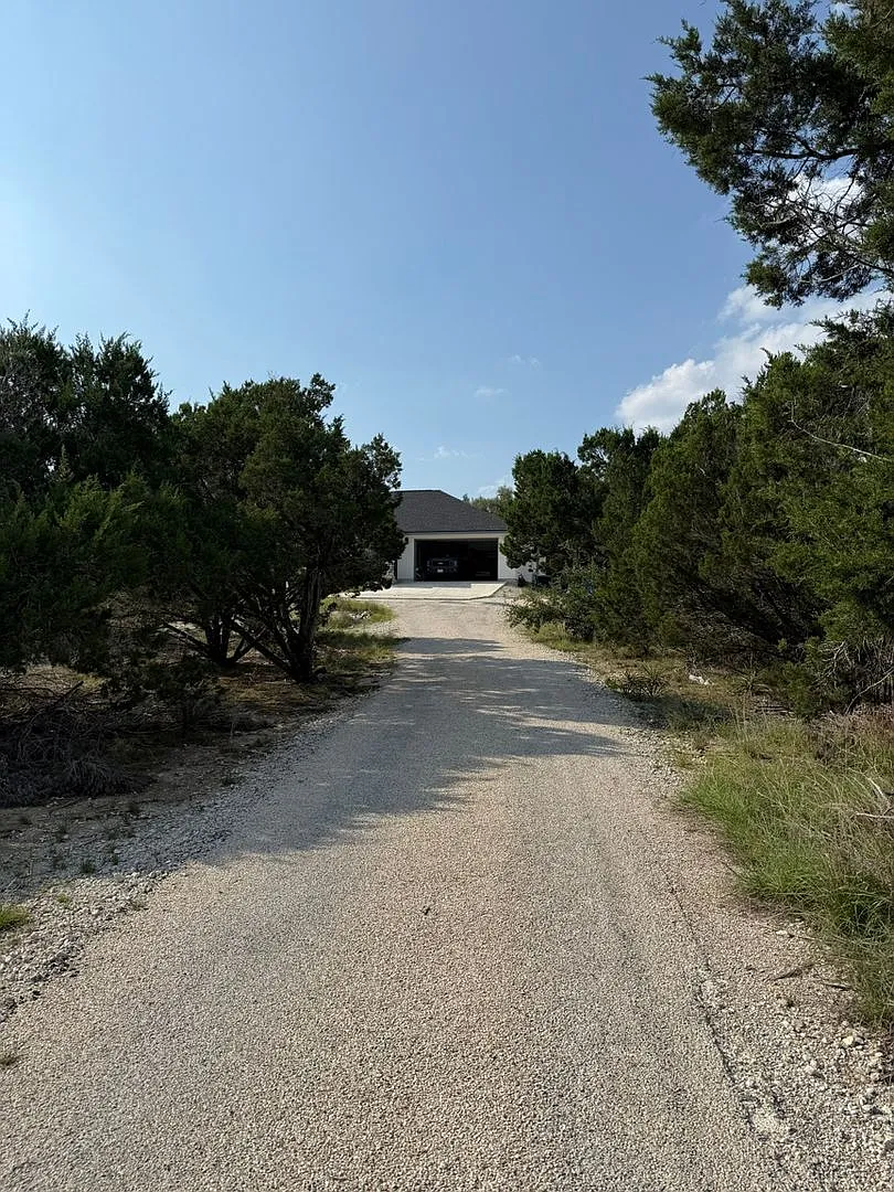 Hill Country Living - Gated & Fenced 3 Bedroom House on 1 Acre in Fischer — Photo 3