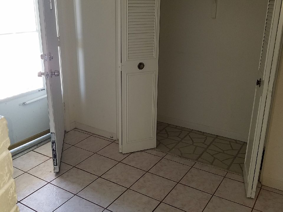 Main entryway with closest