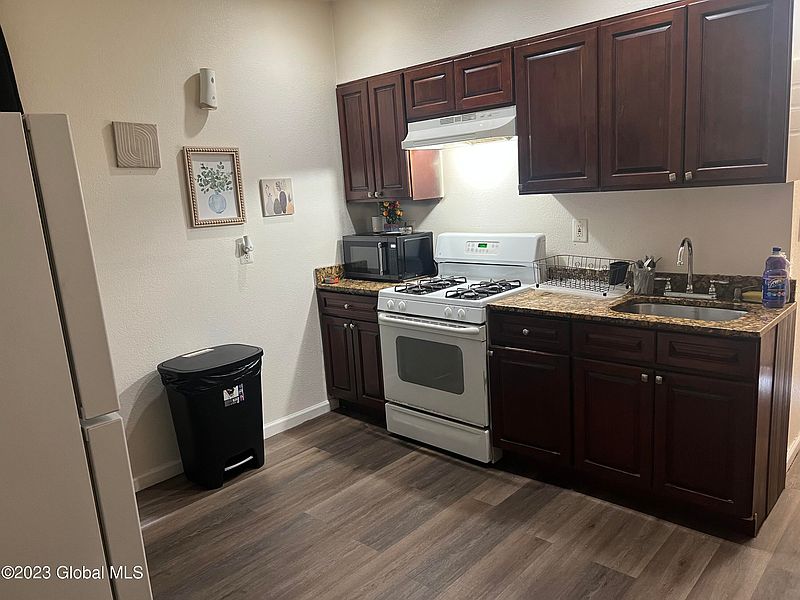 4th image of 1062 Bridge Street