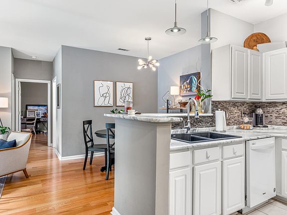 4th image of 1600 Long Grove Dr Unit 1011