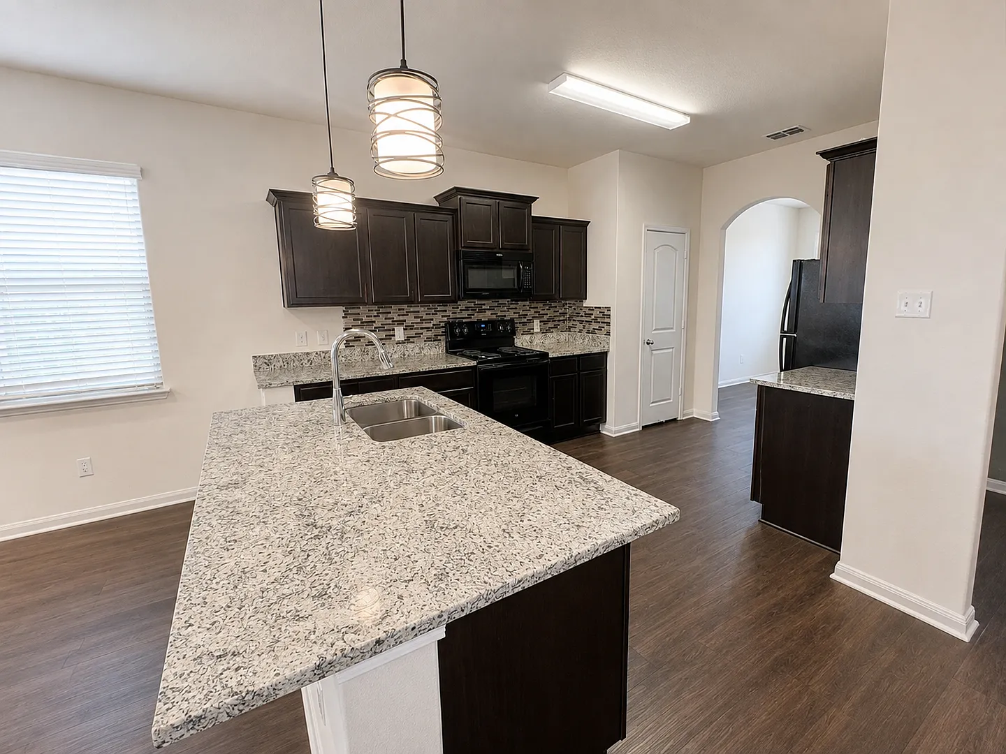 Available now ready for immediate move in — Photo 2
