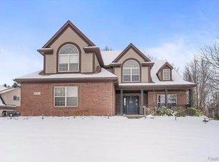 8940 Eastway Dr, White Lake, MI 48386