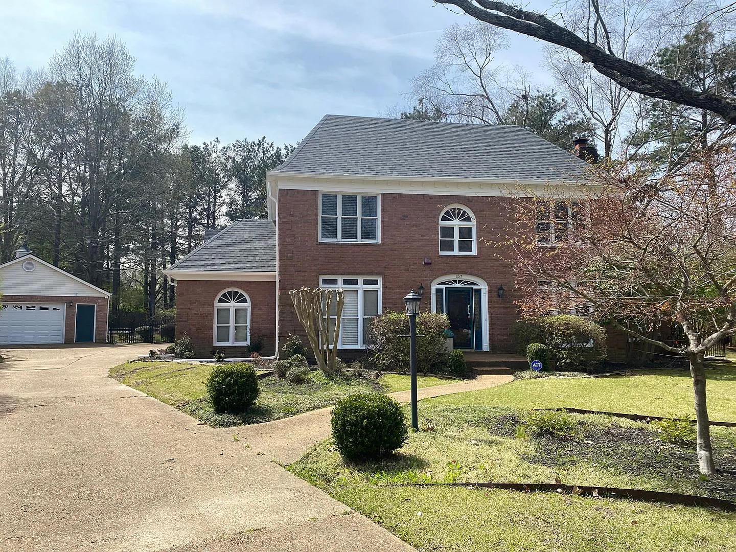 Spacious Collierville Home with Guest Suite & 4-Car Garage. Landscaping Included! — Photo 1