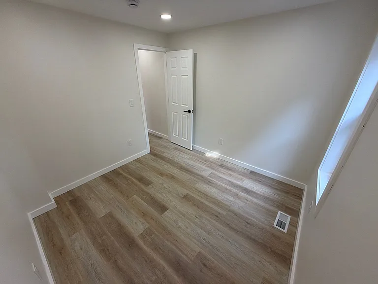 128 Hanford Pl — Photo 16