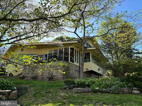 2984 N Sugan Rd, New Hope, PA 18938