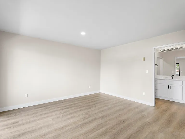 3878 La Jolla Village Dr — Photo 16