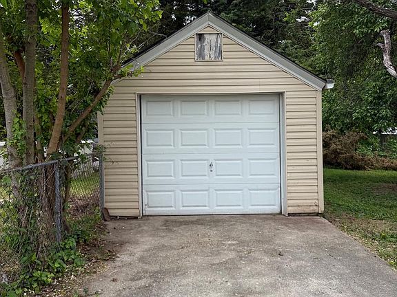 5th image of 827 E Division St