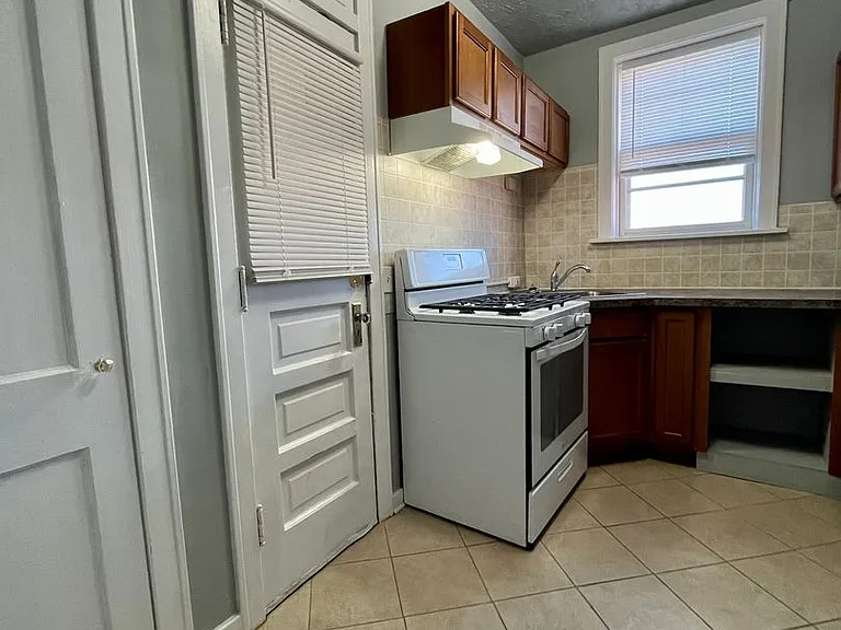 2221 Jones St — Photo 10