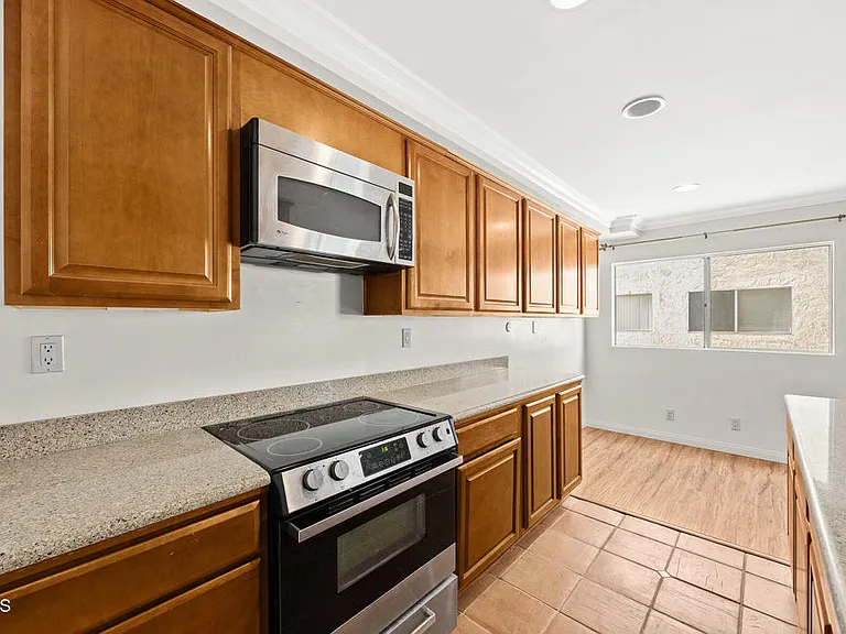 1339 N Columbus Ave #204 — Photo 13