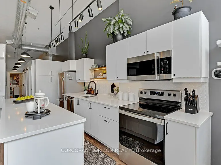 276 King St W #209 — Photo 14