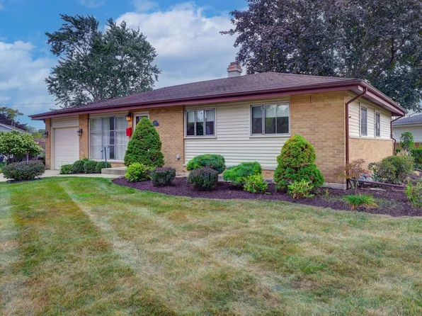 385 Pleasant St, Hoffman Estates, IL 60169
