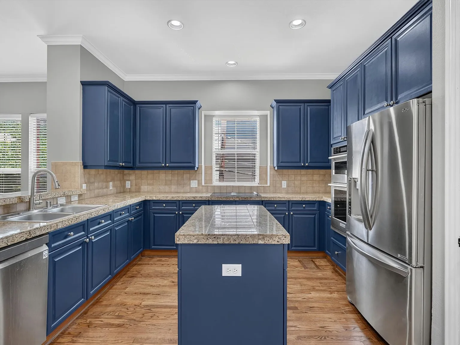 3 bed, 3.5 bath, 2070 sqft, $3,700 — Photo 4