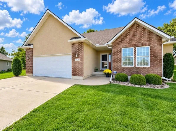 1128 SW Hoke Ct, Lees Summit, MO 64081