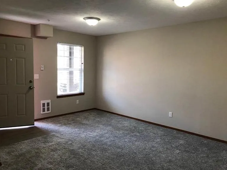 722 S Helena St — Photo 3